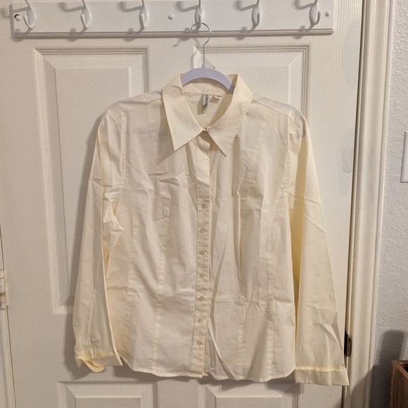 3/$15 ST. John's Bay Women's Long Sleeve Button Up Shirt - Picture 8 of 9